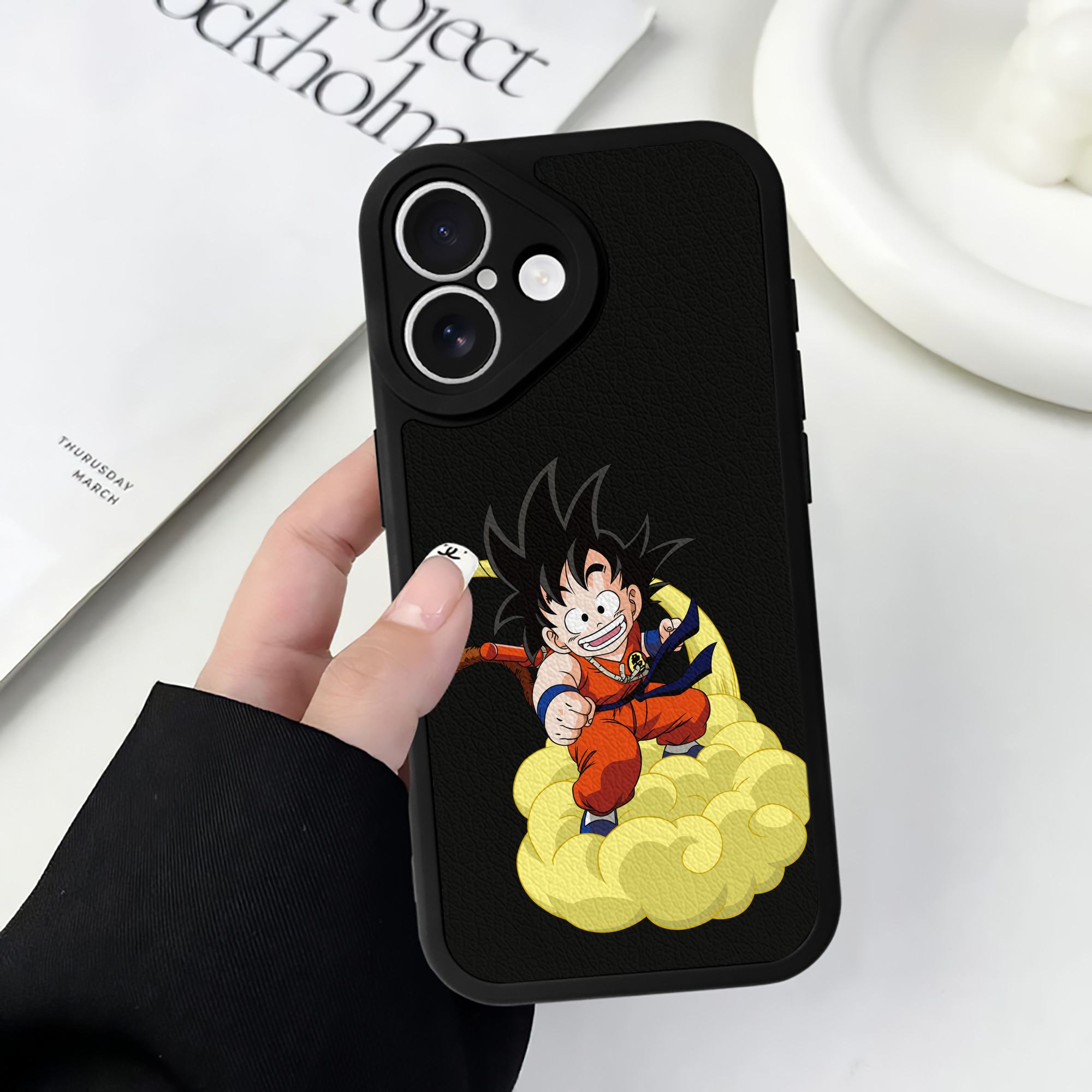 （画像用） ドラゴンボール 孫悟空（そん ごくう）Son Goku カカロット DRAGON BALL Kakarotto 【iPhone 16シリーズ対応】シリコンスマホケース（レザー調） 材質：シリコン